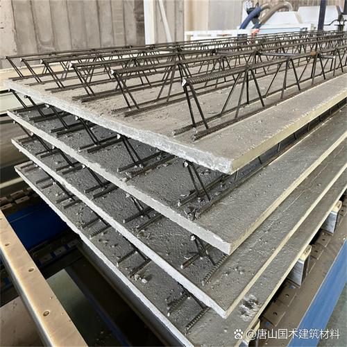 免拆卸钢筋桁架楼承板是一种重要的建筑结构材料,主要用于支撑楼面
