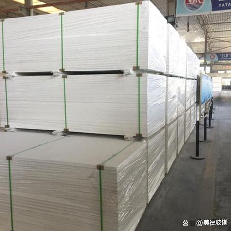 在建筑材料市场中,菱镁板凭借其独特的性能受到广泛关注